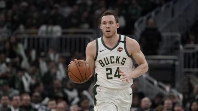 开云APP-康诺顿波蒂斯关键贡献 阵容深度雄鹿逐渐占上风