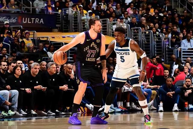 开云体育官网-詹姆斯缺阵激活东契奇里夫斯艾顿，湖人三杀森林狼，华子15中2